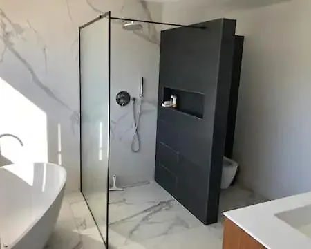 Magnifique Avec Piscine קאלבי