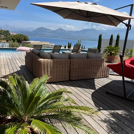 Magnifique Avec Piscine קאלבי