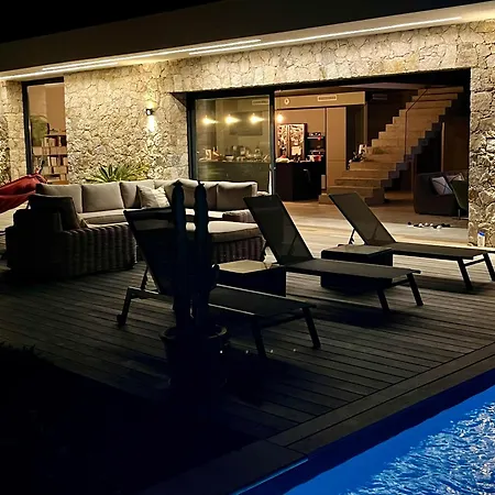 Magnifique Avec Piscine קאלבי